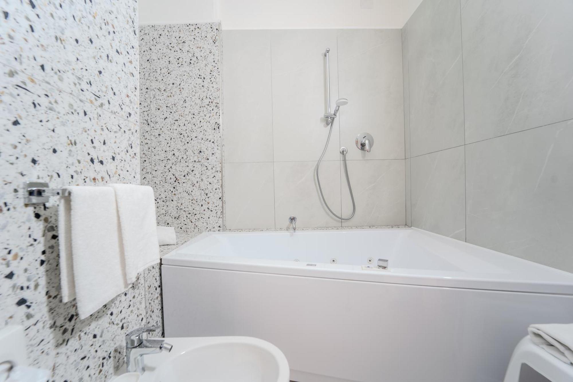 Hotel Donatello Модена Екстериор снимка