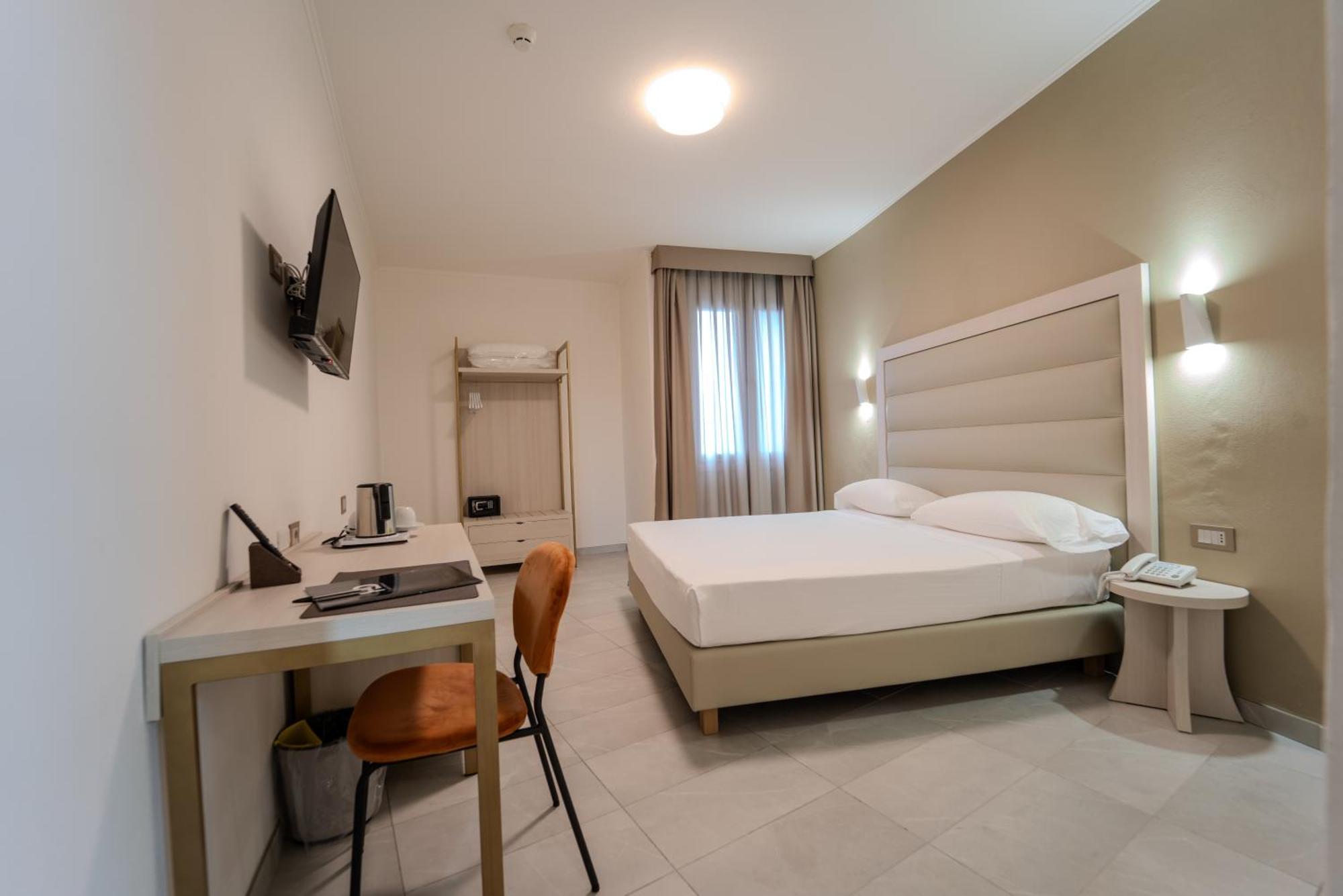 Hotel Donatello Модена Екстериор снимка