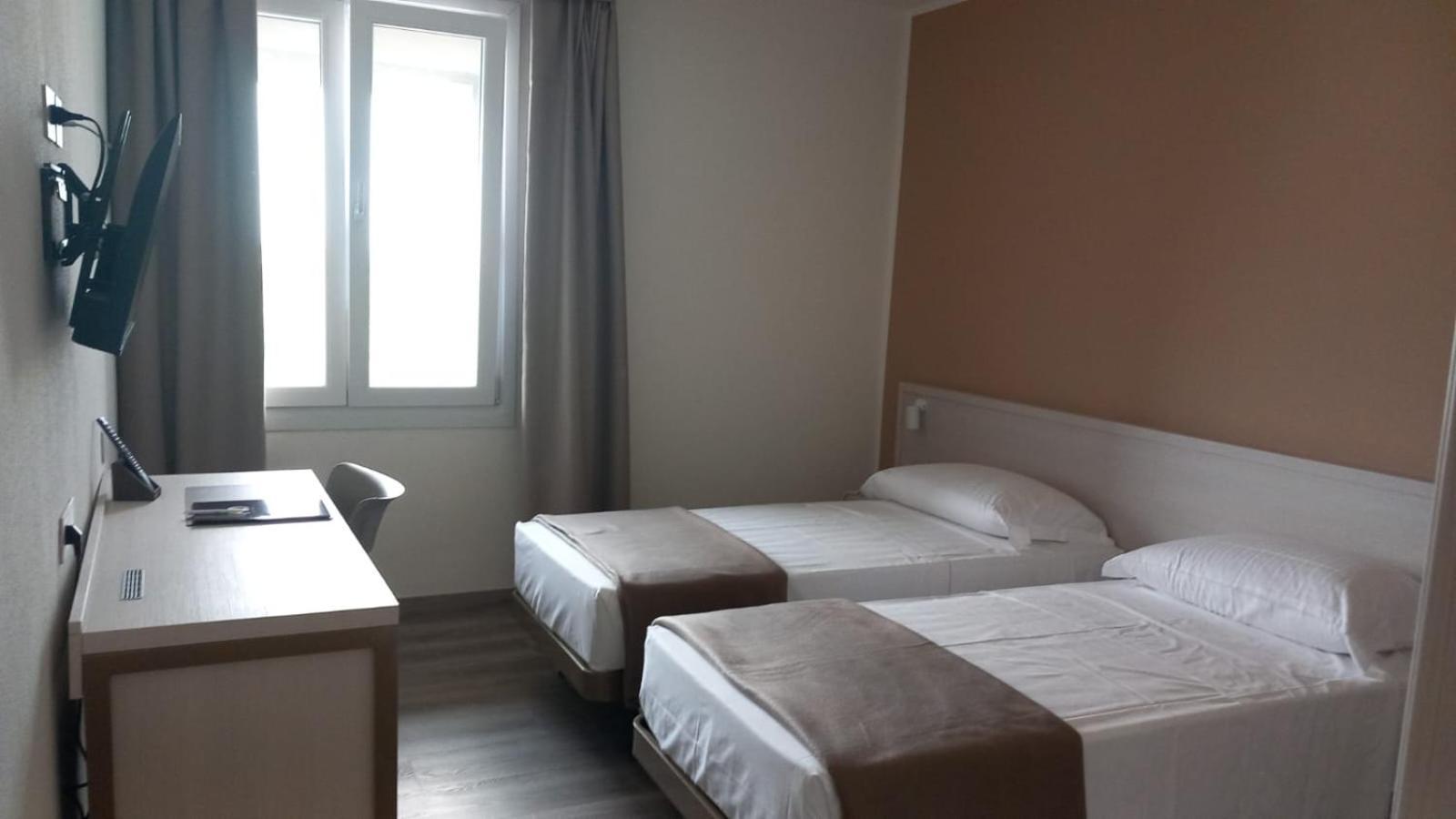 Hotel Donatello Модена Екстериор снимка