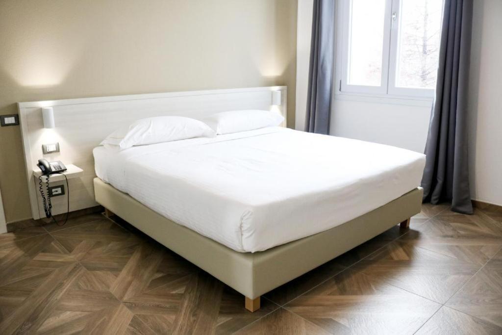 Hotel Donatello Модена Екстериор снимка