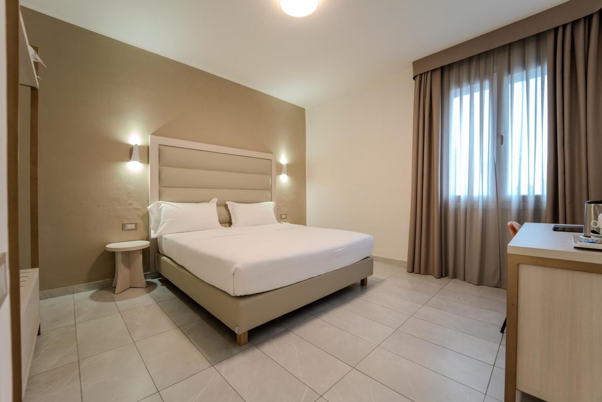 Hotel Donatello Модена Екстериор снимка