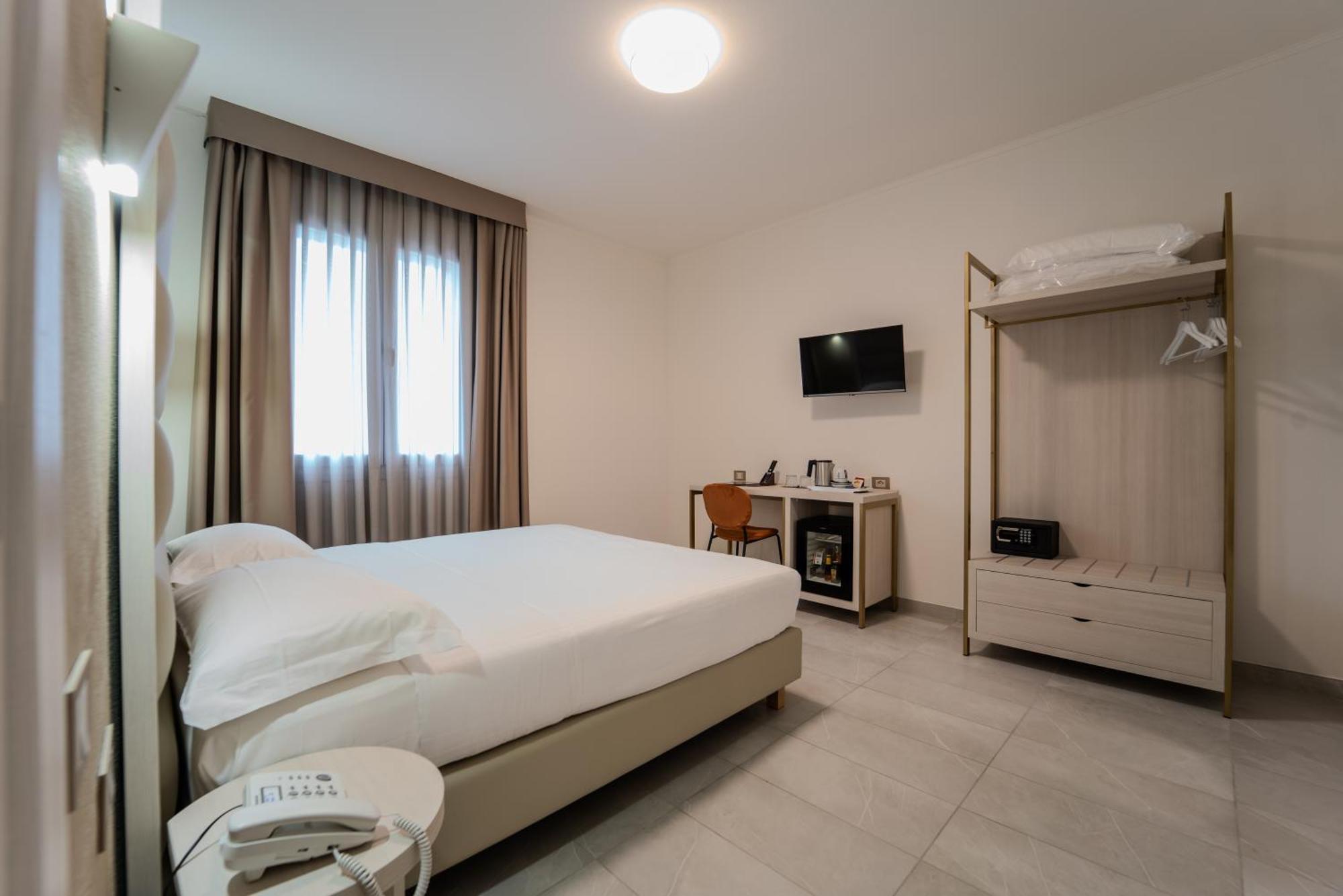 Hotel Donatello Модена Екстериор снимка
