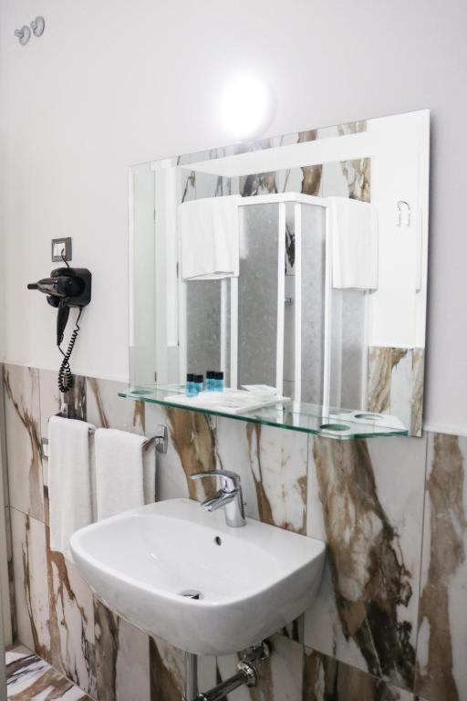 Hotel Donatello Модена Екстериор снимка
